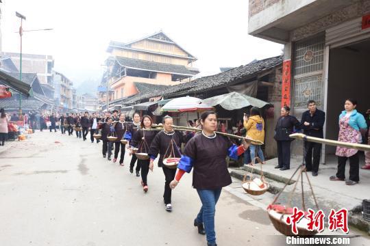 挑礼队伍如长龙,成亮丽风景线。 龚普康 摄
